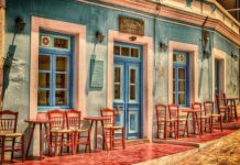 Dlaczego restauracje Doliczają serwis?