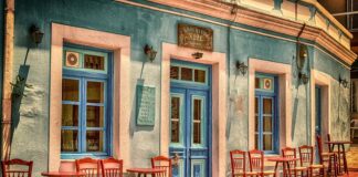 Dlaczego restauracje Doliczają serwis?