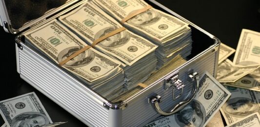 Ile zarabia się w Anglii miesięcznie?